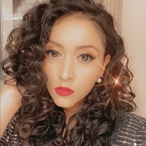 Meet your Posher, Alejandra